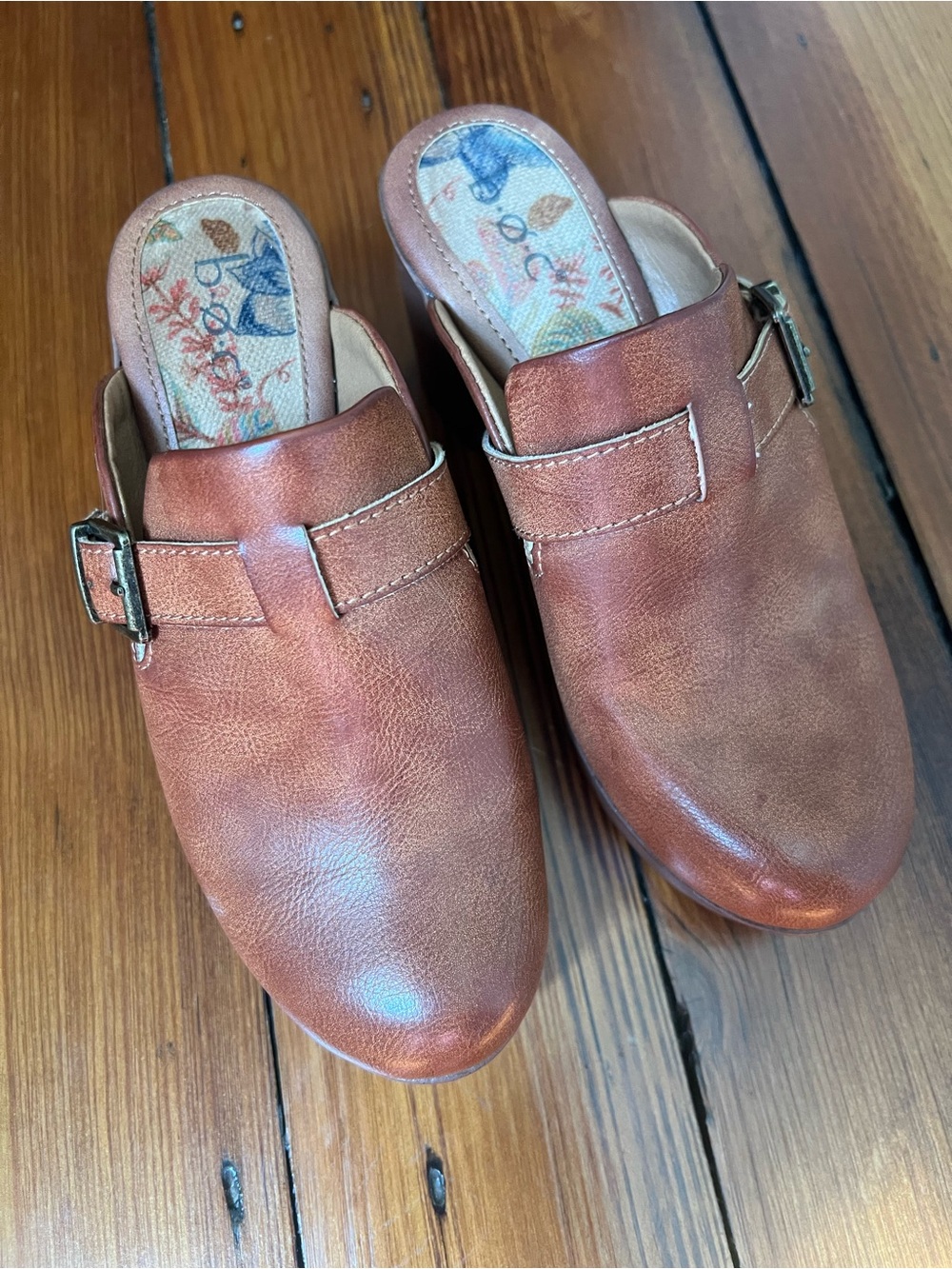 Women’s B.O.C brown clogs. Size 6